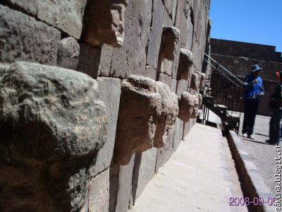 Canal et têtes sculptées du Templete
