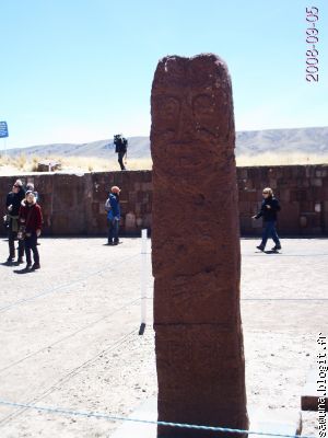 Un des 3 monolithes au centre du Templete